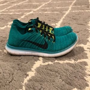 Nike FR Run FlyKnit. Green/Black/FlyKnit